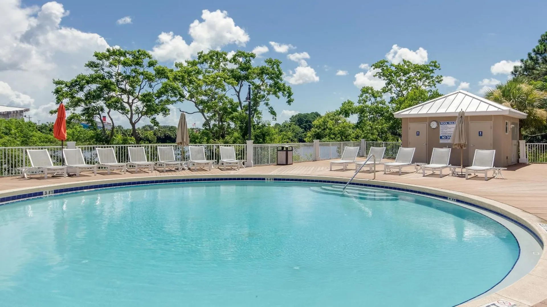Gorgeous 1-Bed 2-Bath Condo With Gulf View! Pools On-Site! Walk To The Beach! Panama City Beach